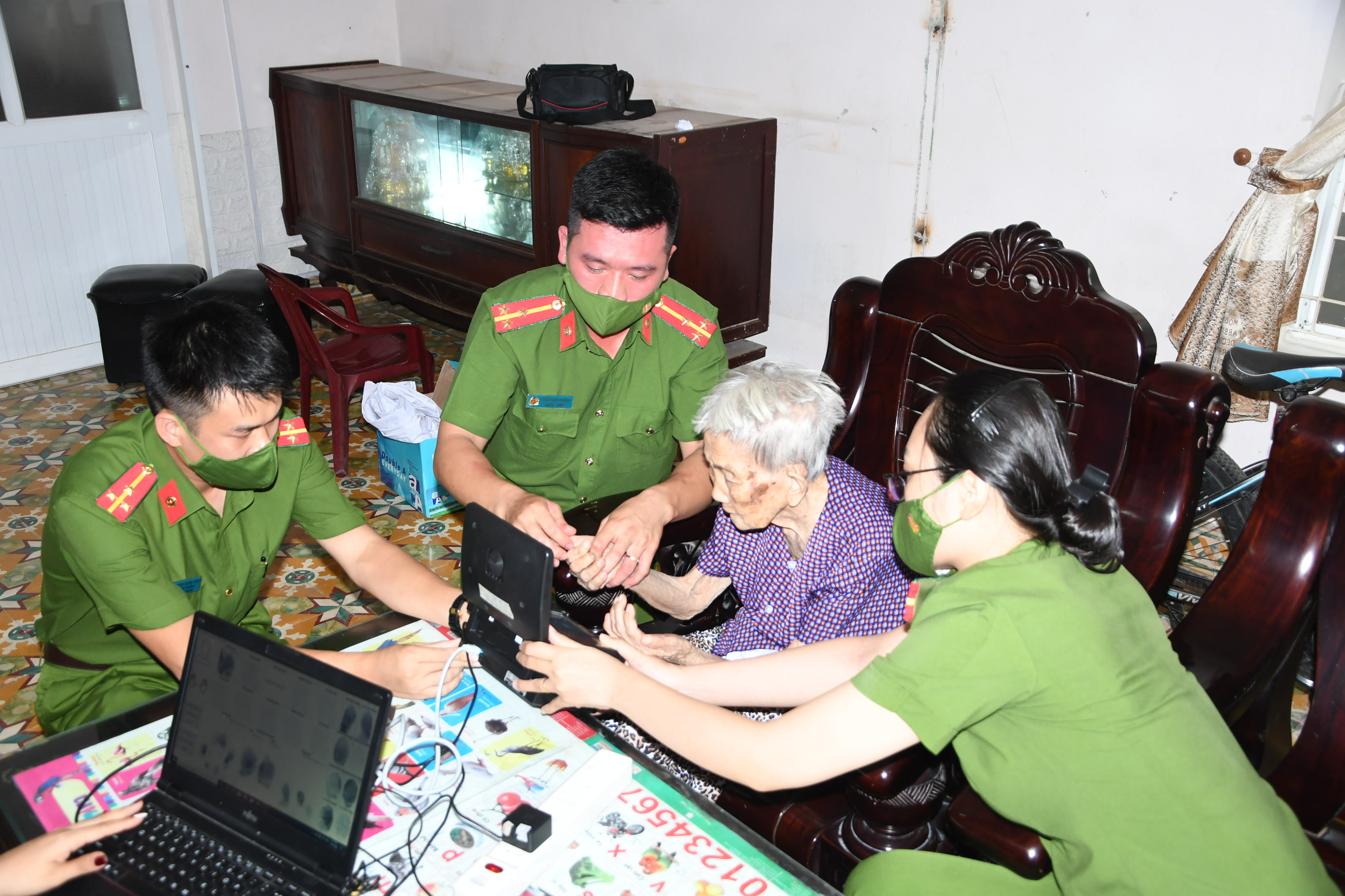 Công dân Việt Nam có quyền khai thác thông tin của mình trong Cơ sở dữ liệu quốc gia về dân cư và Cơ sở dữ liệu căn cước